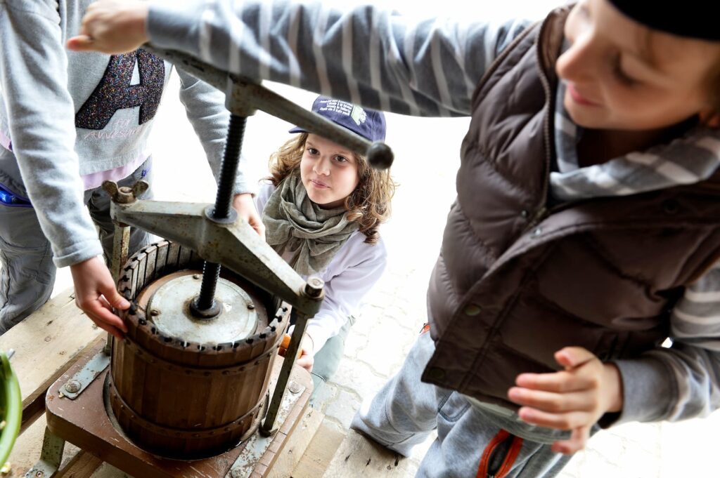 Ein Schulmädchen schaut bei einem Herstellungsprozess zu.