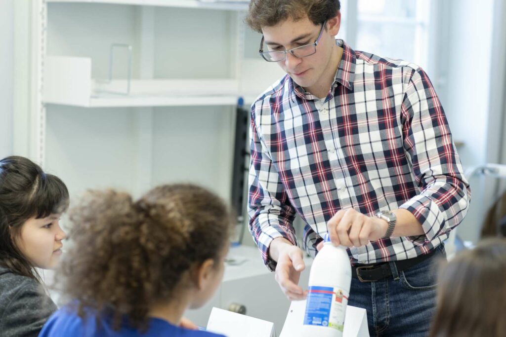 Ein Lehrer erklärt etwas über Milch.