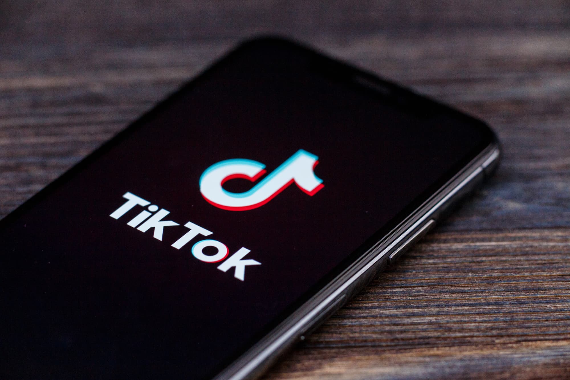 TikTok-Logo auf einem Handy.