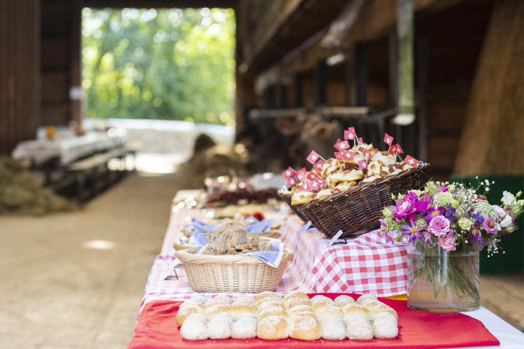 Un tavolo da buffet decorato in occasione del brunch del 1° agosto nel fienile.